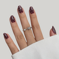bordeaux dots nagels